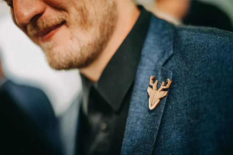 customer_photo_instagram_facebook_man_brooch_deer_brooch.webp