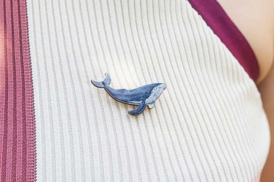 wooden-brooch-whale-by-epipi_1200x800_01.webp